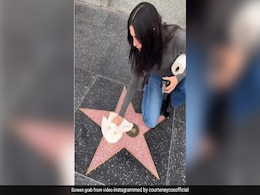 Watch: Courteney Cox Turns Monica Gellar And Cleans Her Hollywood Walk Of Fame Star Watch: Courteney Cox Turns Monica Gellar And Cleans Her Hollywood Walk Of Fame Star