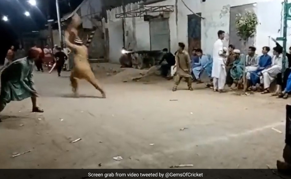 गेंदबाज़ का खौफ़ नहीं, आधी पिच पर दौड़कर गया बल्लेबाज और मारा शॉट, लोगों ने कहा- सबका गुरु