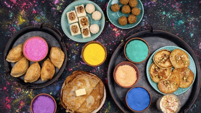 Holi 2023: Oil protects the hair shaft by forming a layer over it