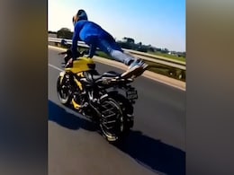 Reels के चक्कर में चलती बाइक पर अचानक Push-ups करने लगा शख्स, Video देख फटी रह गई लोगों की आंखें Reels के चक्कर में चलती बाइक पर अचानक Push-ups करने लगा शख्स, Video देख फटी रह गई लोगों की आंखें