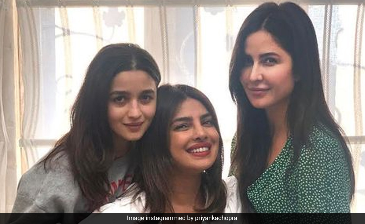 प्रियंका चोपड़ा, कैटराना कैफ और आलिया भट्ट की 'जी ले जरा' के काम में जुटे फरहान अख्तर, शेयर की यह खास तस्वीर