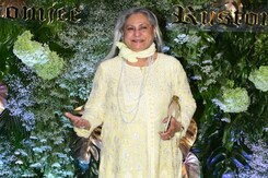 This Happened: Jaya Bachchan Smiled For The Paparazzi - "<i>Dekha, Kitna Smile Kar Rahi Hoon</i>" This Happened: Jaya Bachchan Smiled For The Paparazzi - "<i>Dekha, Kitna Smile Kar Rahi Hoon</i>"