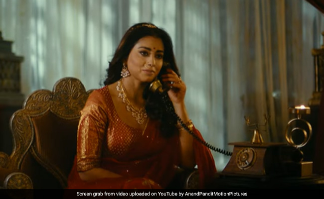 Shriya Saran Wondered What Her Role In <i>Kabzaa</i> Would Be With "So Many Heroes"