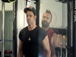 Hrithik Roshan ने आने वाली फिल्म Fighter के लिए बना ली ऐसी बॉडी, ट्रेनर गए विदेश तो यूं लिखी भावुक पोस्ट Hrithik Roshan ने आने वाली फिल्म Fighter के लिए बना ली ऐसी बॉडी, ट्रेनर गए विदेश तो यूं लिखी भावुक पोस्ट
