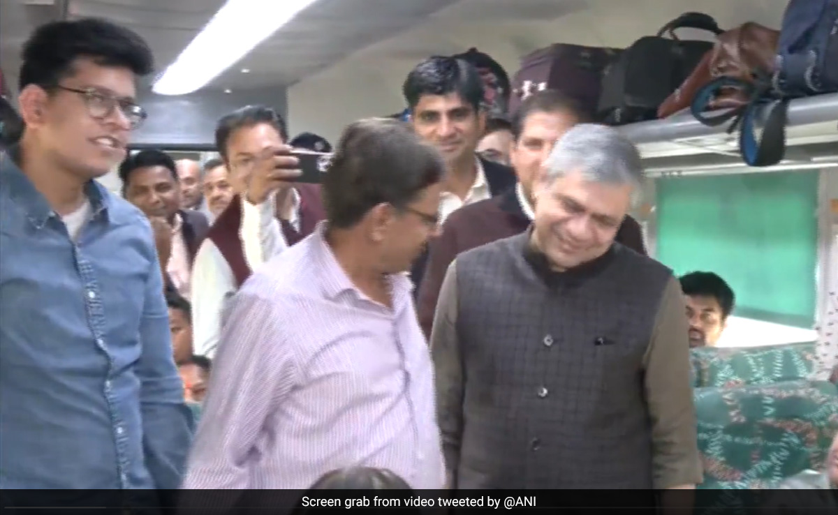 "बाकी दिनों में भी साफ रहता है क्या...", रेल मंत्री ने शताब्दी एक्सप्रेस से किया सफर, यात्रियों से लिया फीडबैक