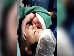गर्भ से निकलते ही मां से लिपट गया बच्चा, VIDEO देख सोशल मीडिया यूजर्स हुए इमोशनल गर्भ से निकलते ही मां से लिपट गया बच्चा, VIDEO देख सोशल मीडिया यूजर्स हुए इमोशनल