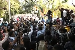राहुल गांधी की सदस्यता पर कांग्रेस का संग्राम, काले कपड़ों में संसद पहुंचे पार्टी के सांसद  राहुल गांधी की सदस्यता पर कांग्रेस का संग्राम, काले कपड़ों में संसद पहुंचे पार्टी के सांसद