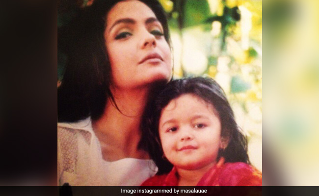 बड़ी बहन की गोद में नजर आ रही गोलू मोलू सी बच्ची आज करती है करोड़ों दिलों पर राज,  इनके सिर पर है मोस्ट टैलेंटेड एक्ट्रेस का ताज