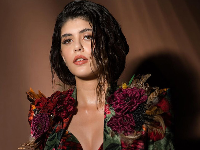 डेनिम आउटफिट में बेहद गॉर्जियस लग रही हैं संजना सांघी