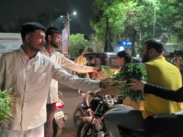 Upset Over Poor Price, Maharashtra Farmer Distributes Produce For Free