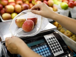 Man Gifts Mom Weighing Scale, She Uses It To Cross-Check Veggie Vendors Man Gifts Mom Weighing Scale, She Uses It To Cross-Check Veggie Vendors