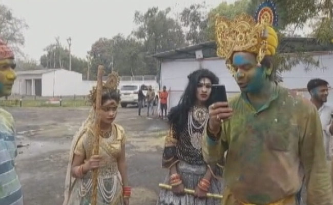 VIDEO: लालू के अंदाज में तेजप्रताप यादव ने मनाई होली, समर्थकों के साथ खेली 'कुर्ता फाड़' होली