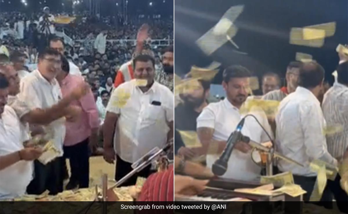 Watch: Gujarati Folk Singer Showered With Wads Of Cash During '<i>Bhajan</i>' Performance