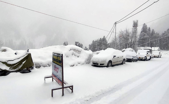 Heavy Snowfall In Parts Of Himachal Pradesh Blocks 120 Roads