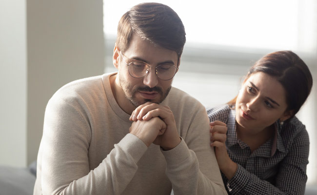 क्या आप जरूरत से ज्यादा चिपकू गर्लफ्रेंड या बॉयफ्रेंड हैं, जानिए इस आदत के नुकसान और आदत बदलने के तरीके