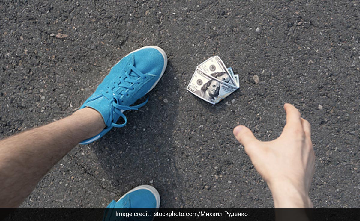 Good Luck : रास्ते में सिक्का या नोट मिलता है तो क्या उठाना चाहिए या नहीं, जानें क्या कहता है ज्योतिष