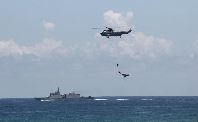 भारतीय नौसेना के हेलीकॉप्टर की मुंबई तट पर आपात लैंडिंग, चालक दल को बचाया गया