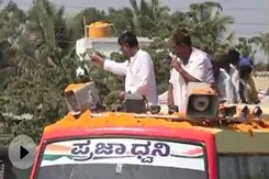 कांग्रेस नेता डी.के. शिवकुमार ने रोडशो में उड़ाए 500-500 रुपये के नोट कांग्रेस नेता डी.के. शिवकुमार ने रोडशो में उड़ाए 500-500 रुपये के नोट