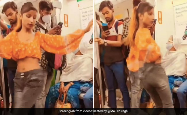 लड़की रील्स बनाने के लिए दिल्ली मेट्रो में भीड़ के बीच ही करने लगी डांस, लोग बोले- यात्रा के साथ फ्री मनोरंजन