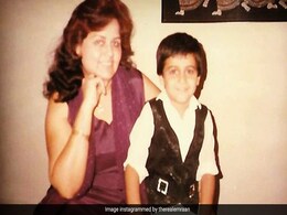 मां के साथ बैठे इस छोटे बच्चे को कहा जाता है बॉलीवुड का सबसे रोमांटिक एक्टर, कई लड़कियां भी हार चुकी हैं दिल मां के साथ बैठे इस छोटे बच्चे को कहा जाता है बॉलीवुड का सबसे रोमांटिक एक्टर, कई लड़कियां भी हार चुकी हैं दिल