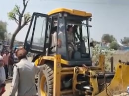 VIDEO: नाबालिग से गैंगरेप के आरोपी की जमीन-मकान पर महिला पुलिस अधिकारियों ने चलाया बुलडोजर VIDEO: नाबालिग से गैंगरेप के आरोपी की जमीन-मकान पर महिला पुलिस अधिकारियों ने चलाया बुलडोजर