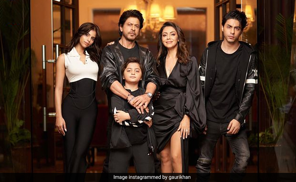 Shah Rukh-Gauri Khan And Kids Aryan, Suhana, AbRam In A Perfect Family Pic. Internet Is Thrilled Shah Rukh-Gauri Khan And Kids Aryan, Suhana, AbRam In A Perfect Family Pic. Internet Is Thrilled