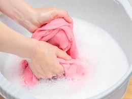 होली के रंगों से खराब हुए कपड़ों को फेंकने के बजाय इस तरह करें साफ, जड़ से छूट जाएंगे जिद्दी दाग  होली के रंगों से खराब हुए कपड़ों को फेंकने के बजाय इस तरह करें साफ, जड़ से छूट जाएंगे जिद्दी दाग