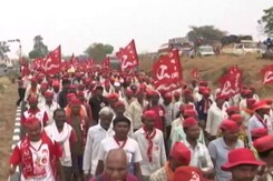 Thousands Of Farmers Seek Relief As Nashik-To-Mumbai March Continues Thousands Of Farmers Seek Relief As Nashik-To-Mumbai March Continues