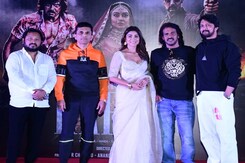 श्रिया सरन, उपेंद्र और किच्चा सुदीप 'कबाज़ा' प्रेस मीट में एक साथ दिखें श्रिया सरन, उपेंद्र और किच्चा सुदीप 'कबाज़ा' प्रेस मीट में एक साथ दिखें