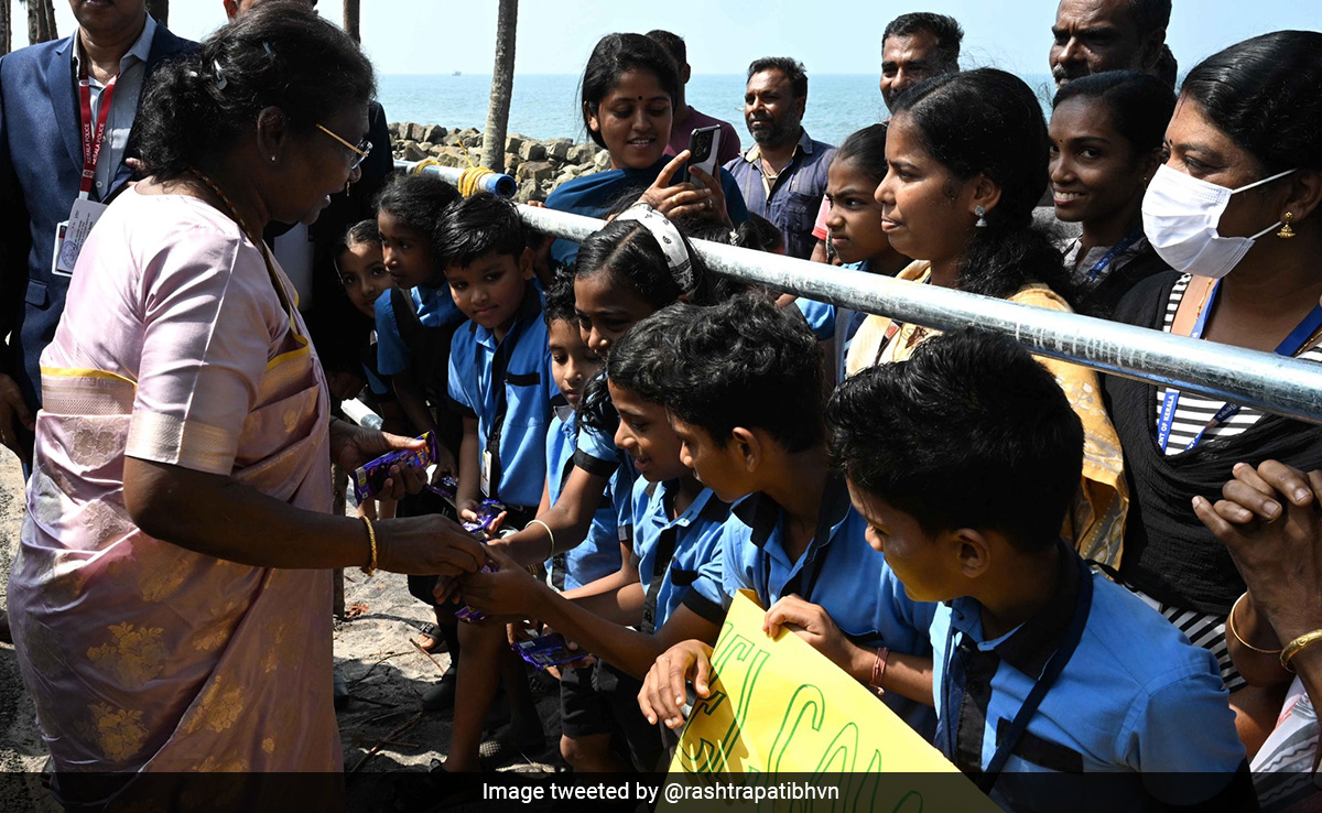 President Murmu Stops Convoy To Distribute Chocolates To Kids In Kerala
