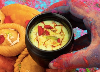 Healthy Holi 2023 With Healthy Thandai: This Recipe Is A Must-Try Healthy Holi 2023 With Healthy Thandai: This Recipe Is A Must-Try