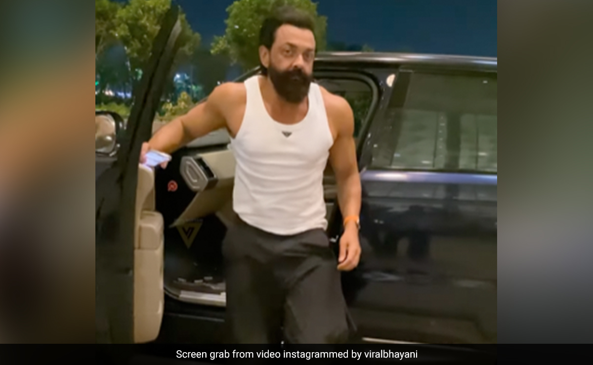 बॉबी देओल बनियान में पहुंचे एयरपोर्ट तो वीडियो में शानदार फिटनेस देख फैन्स बोले- बॉडी देओल