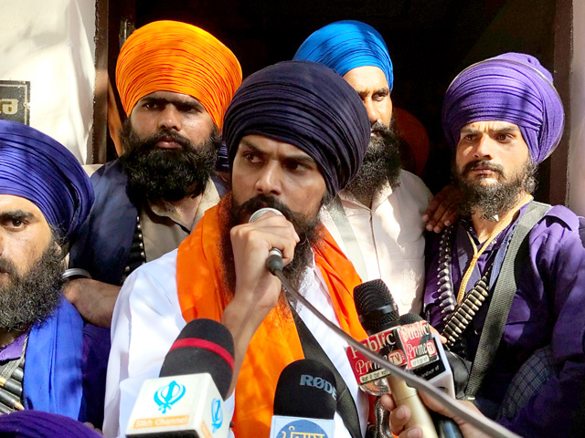 अमृतपाल सिंह की नई तस्वीर आई सामने, रासुका के तहत हिरासत में लिया गया एक और सहयोगी