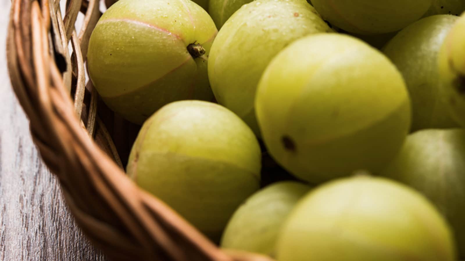 Raw, Juice Or Fermented? Nutritionist Reveals The Healthiest Way To Eat Amla