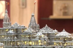 गुजरात के जौहरी ने चांदी से बनाए 4 राम मंदिर, 80 हजार से 5 लाख है कीमत गुजरात के जौहरी ने चांदी से बनाए 4 राम मंदिर, 80 हजार से 5 लाख है कीमत