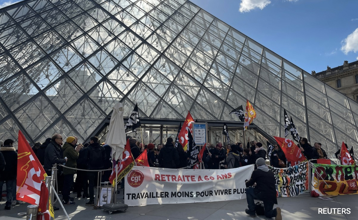 France's Pension Protests Reach The Louvre, Entry To Museum Blocked