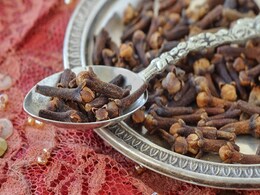 नवरात्रि में मां दुर्गा की पूजा में चढ़ा दीजिए 2 लौंग, प्रसन्न होंगी मां और हर इच्छा होगी पूरी नवरात्रि में मां दुर्गा की पूजा में चढ़ा दीजिए 2 लौंग, प्रसन्न होंगी मां और हर इच्छा होगी पूरी