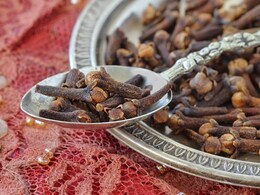 रात में मुंह में लौंग रखकर सोते हैं आप तो जान लें किस तरह करें सेवन, फिर मिलेंगे ज्यादा फायदे