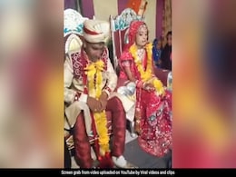 शादी में परेशान कर रहे दोस्तों पर भड़क गया दूल्हा, उठकर बरसाने लगा लात-घूंसे, फिर दुल्हन ने जो किया देख हक्के-बक्के रह गए लोग शादी में परेशान कर रहे दोस्तों पर भड़क गया दूल्हा, उठकर बरसाने लगा लात-घूंसे, फिर दुल्हन ने जो किया देख हक्के-बक्के रह गए लोग