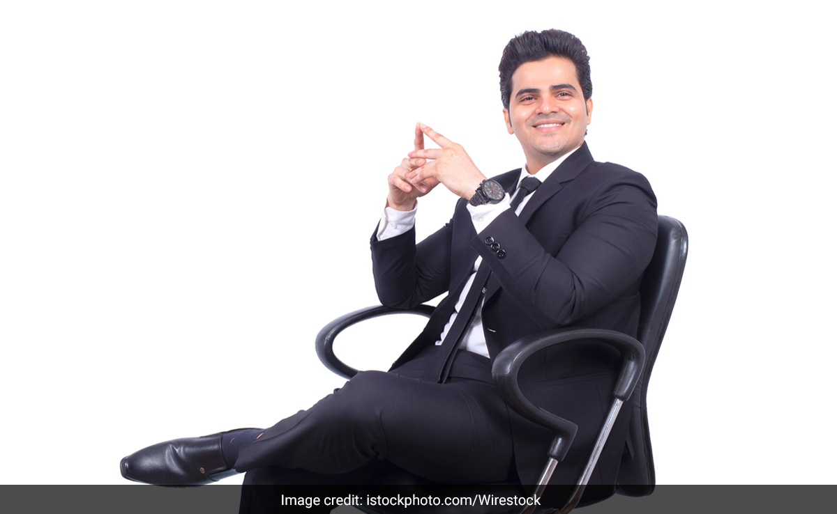 Personality tips : बैठने का तरीका खोल देता है आपके Personality के राज, आप भी लीजिए यहां जान