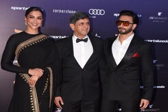 रेड कार्पेट पर दीपिका, प्रकाश पादुकोण और रणवीर सिंह का फैम-जैम रेड कार्पेट पर दीपिका, प्रकाश पादुकोण और रणवीर सिंह का फैम-जैम