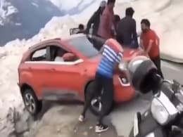 बर्फ में फंसी कार को बाहर निकालने के लिए लड़कों की टोली ने लगाया गजब का जुगाड़, VIDEO देख छूट जाएगी हंसी बर्फ में फंसी कार को बाहर निकालने के लिए लड़कों की टोली ने लगाया गजब का जुगाड़, VIDEO देख छूट जाएगी हंसी