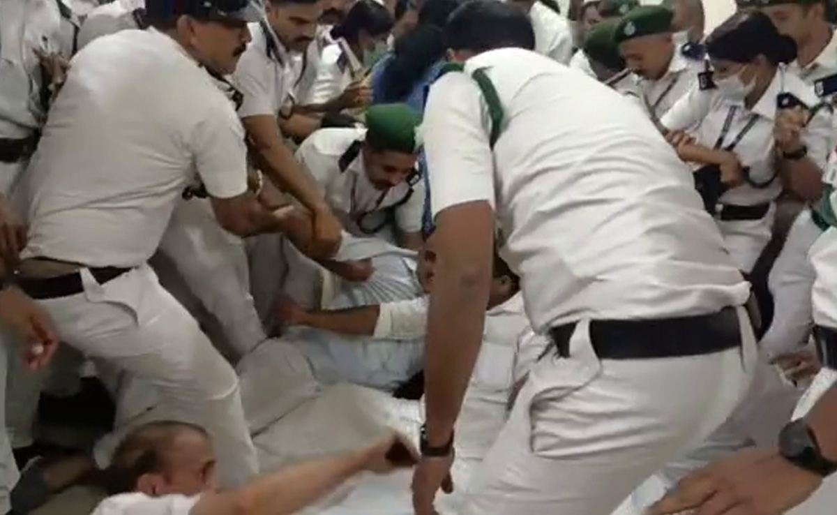 केरल में विरोध कर रहे कांग्रेस विधायकों को उठाकर बाहर निकाला सिक्योरिटी ने