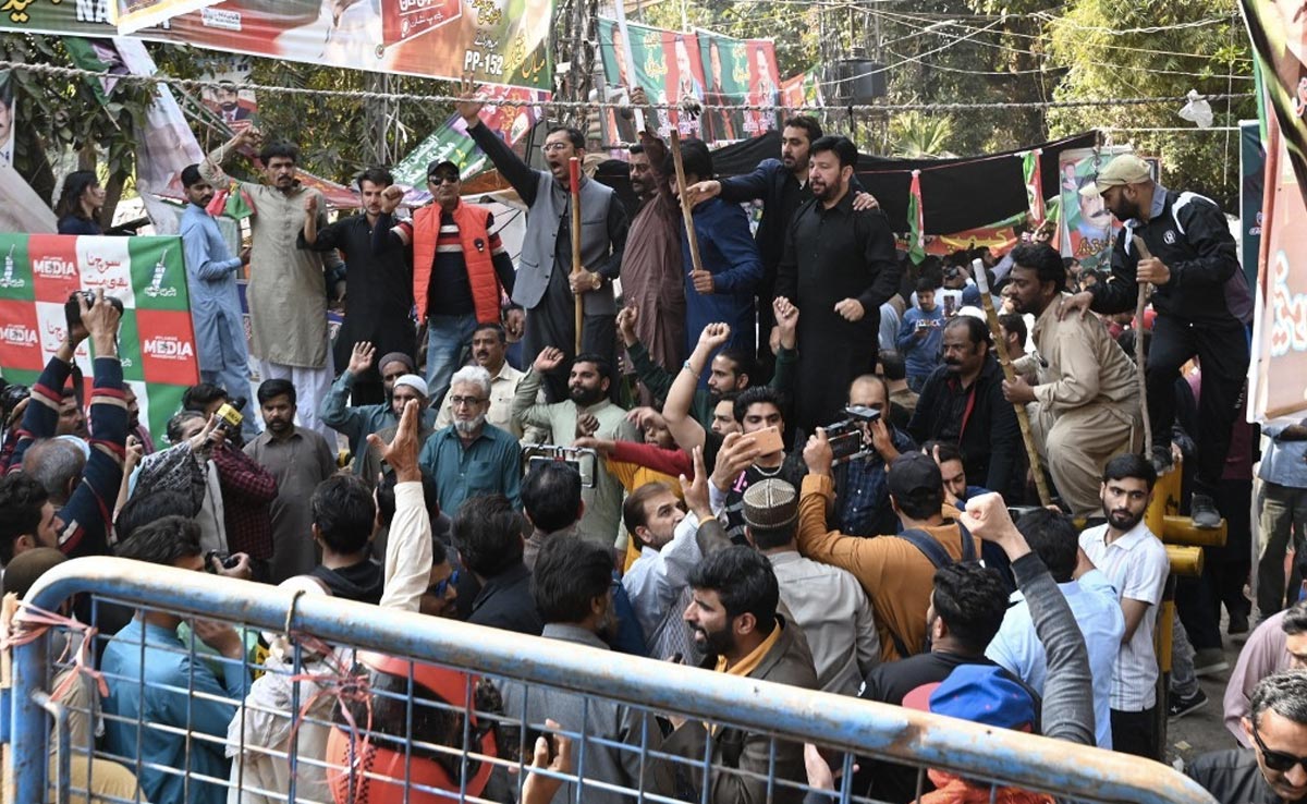 Street Battle As Pak Cops Try To Arrest Imran Khan, Supporters Block Them