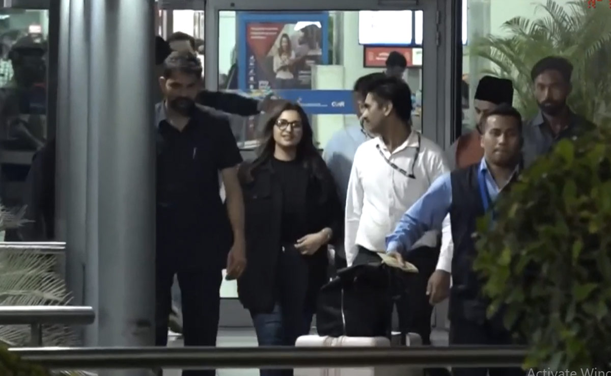 एयरपोर्ट पर फिर साथ दिखे राघव और परिणीती, अफवाहों का बाजार हुआ गर्म, फैन्स ने पूछा- शादी कब है?