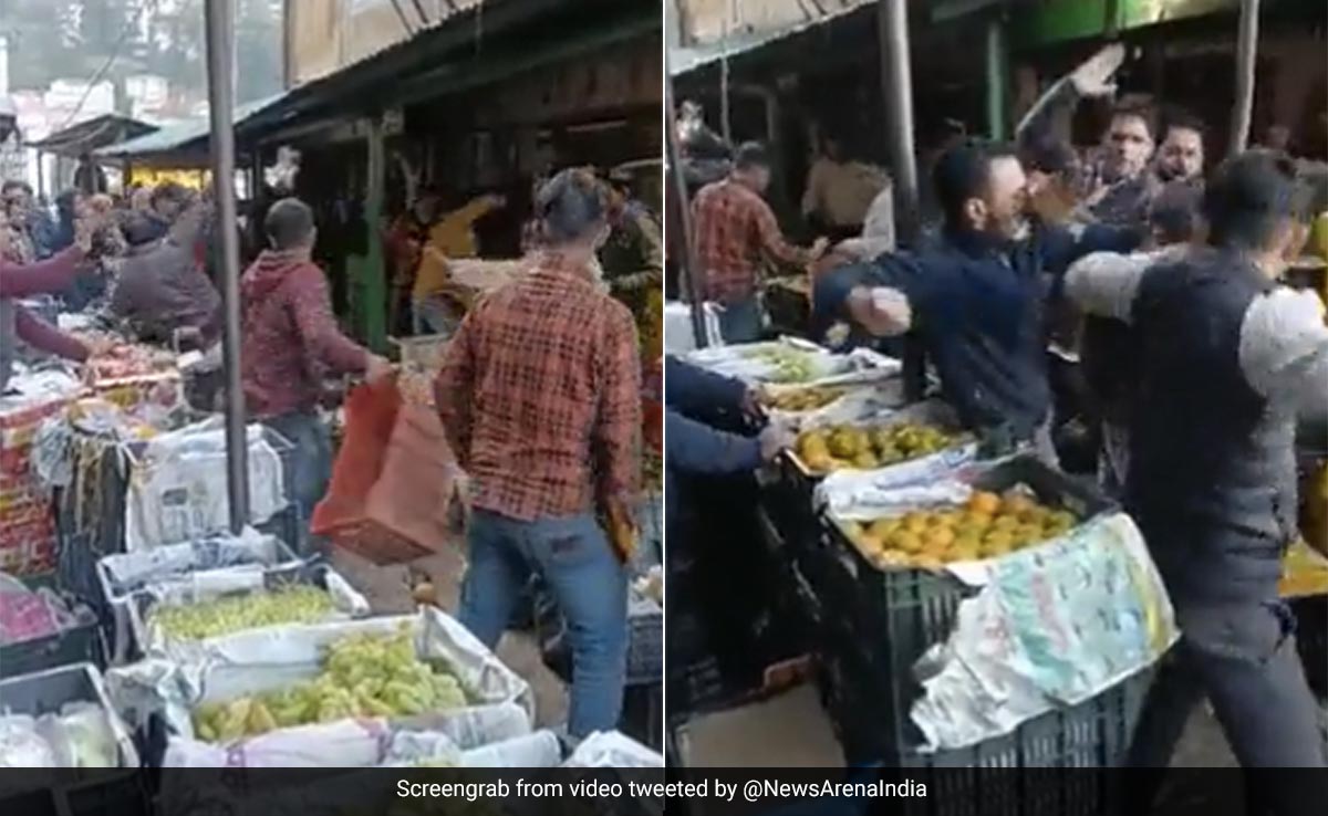 Watch: Fight Erupts Between Vendors At Shimla Fruit Market, Internet Calls It ''Baghpat Battle 2.0''
