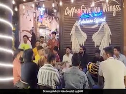 VIDEO : गुरुग्राम में कैफे के बाहर ढोलक और गिटार पर हनुमान चालीसा का पाठ VIDEO : गुरुग्राम में कैफे के बाहर ढोलक और गिटार पर हनुमान चालीसा का पाठ