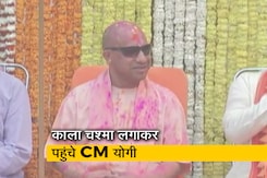 गोरखपुर में होली के मौके पर अलग रंग में दिखे CM योगी गोरखपुर में होली के मौके पर अलग रंग में दिखे CM योगी