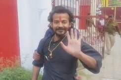 बिहार: एक हाथ में पिस्टल, दूसरे में राइफल...नशे में धुत स्कूल डायरेक्टर की दबंगई बिहार: एक हाथ में पिस्टल, दूसरे में राइफल...नशे में धुत स्कूल डायरेक्टर की दबंगई