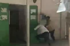 कैमरे में कैद, 7 साल के बच्चे के परिजनों ने टीचर को पीटा कैमरे में कैद, 7 साल के बच्चे के परिजनों ने टीचर को पीटा